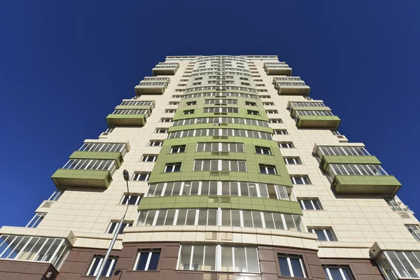 Edifícios residenciais altos no fundo do céu azul — Fotografia de Stock