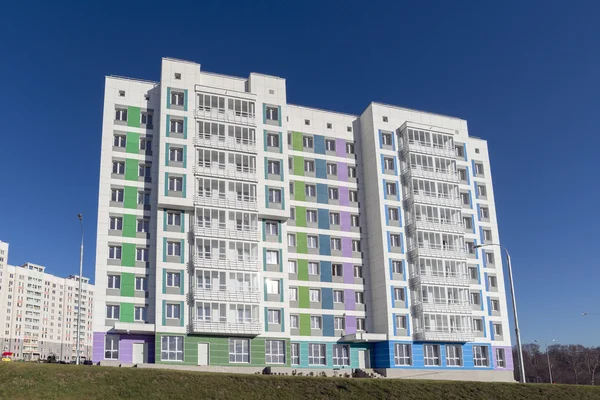 Edificios residenciales altos en el fondo del cielo azul —  Fotos de Stock