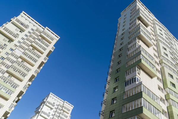 Edificios residenciales altos en el fondo del cielo azul — Foto de Stock