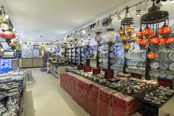 ISTANBUL - 20 сентября магазин светильников с красочными фонарями в сувенирном магазине, Турция — стоковое фото
