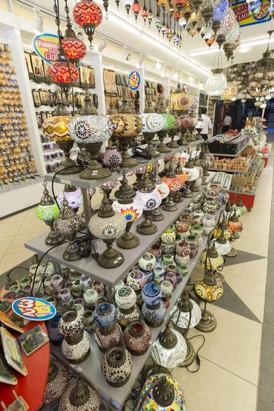 ISTANBUL - Septiembre, 20 Tienda de lámparas con linternas de colores en la tienda de recuerdos, Turquía — Foto de Stock