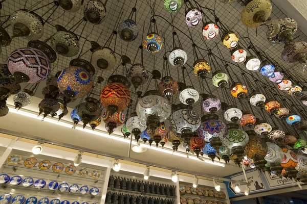 Istanbul - 20 września, lampy sklep z kolorowe latarnie w sklepie z pamiątkami, Turcja — Zdjęcie stockowe