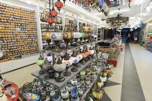 ISTANBUL - Septiembre, 20 Tienda de lámparas con linternas de colores en la tienda de recuerdos, Turquía — Foto de Stock