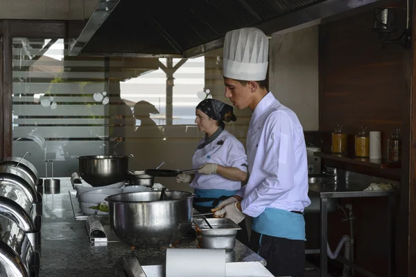 ISTANBUL TURKEY SEPT 28 2014 Chef in restaurant kitchen doing flambe on food — Stock Photo, Image