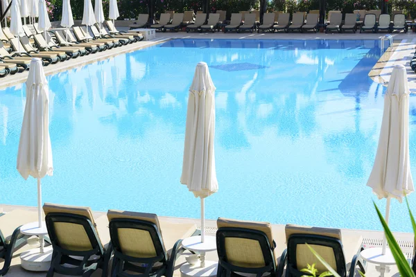 Красивый бассейн в тропическом отеле — стоковое фото