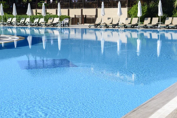 Belle piscine dans l'hôtel tropical — Photo