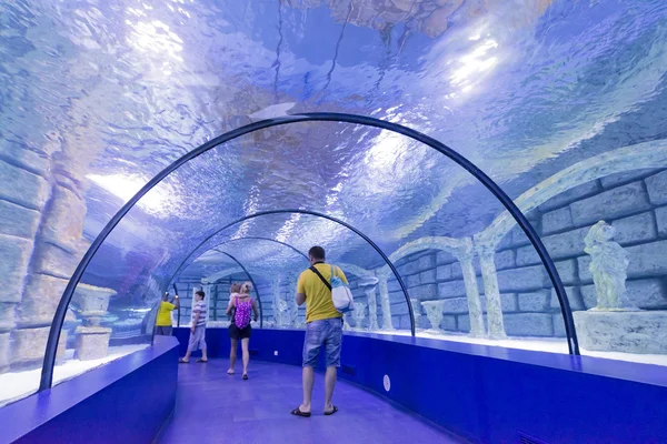 Antalya, Turkey-1 September 2014 People in the  aquarium. IT  is  longest of  world panoramic tunnel with alength  131 meters — Stock Photo, Image