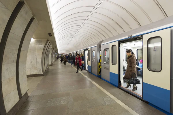 MOSCÚ, RUSIA 11.05.2014. estación de metro Savelovskaya, Rusia. Metro transporta más de 7 millones de pasajeros por día —  Fotos de Stock