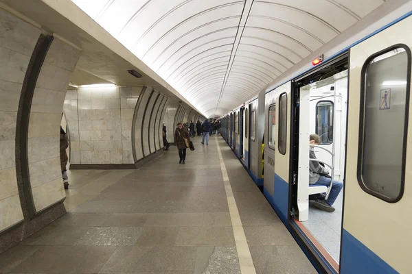 MOSCOW, RUSSIA 11.05.2014. estação de metro Savelovskaya, Rússia. Metro transporta mais de 7 milhões de passageiros por dia — Fotografia de Stock