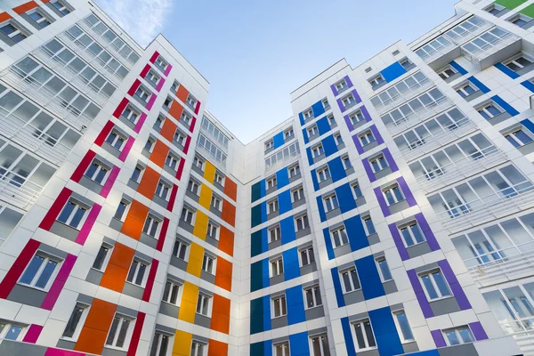 Hermosa casa moderna con fachadas coloridas — Foto de Stock