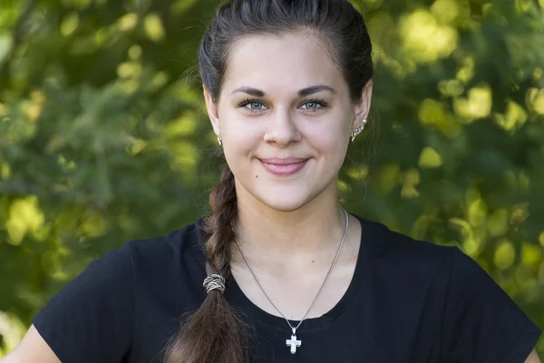 Porträt eines Teenie-Mädchens im Freien — Stockfoto