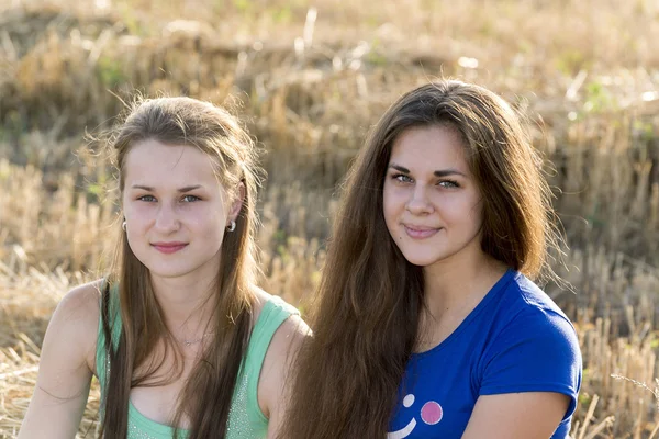 Two teen girl outdoors — Stock Photo, Image