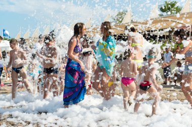 Kemer, Türkiye-Ağustos 21, 2014. Köpük partisi resort üzerinde. Bir grup insan içki, dans ve müzik keyfi.