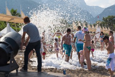 Kemer, Türkiye-Ağustos 21, 2014. Köpük partisi resort üzerinde. Bir grup insan içki, dans ve müzik keyfi.