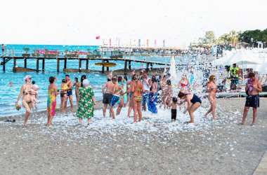 Kemer, Türkiye-Ağustos 21, 2014. Köpük partisi resort üzerinde. Bir grup insan içki, dans ve müzik keyfi.