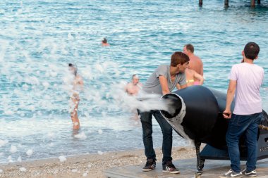 Kemer, Türkiye-Ağustos 21, 2014. Köpük partisi resort üzerinde. Bir grup insan içki, dans ve müzik keyfi.