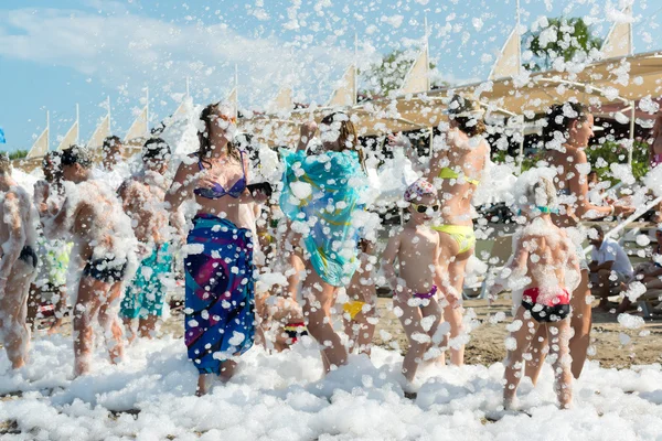 Kemer, Turkey-August 21, 2014. Foam Party on resort. Group of people enjoying in drinking, dancing and music. — Stock Photo, Image