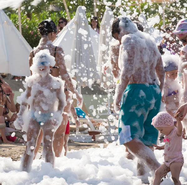 Kemer, Turkey-August 21, 2014. Foam Party on resort. Group of people enjoying in drinking, dancing and music. — Stock Photo, Image