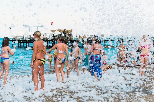 Kemer, Turchia-21 agosto 2014. Schiuma Party in loco. Gruppo di persone che si divertono a bere, ballare e musica . — Foto Stock