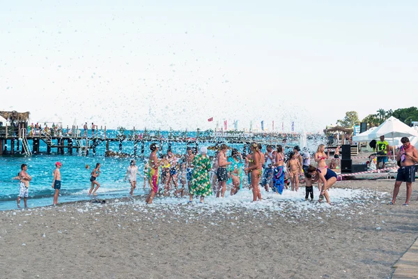 Кемер, Турция - 21 августа 2014 года. Пена на курорте. Группа людей, наслаждающихся выпивкой, танцами и музыкой . — стоковое фото