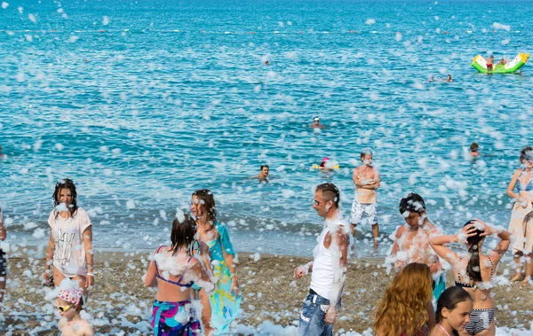 Kemer, Turkey-August 21, 2014. Foam Party on resort. Group of people enjoying in drinking, dancing and music. — Stock Photo, Image