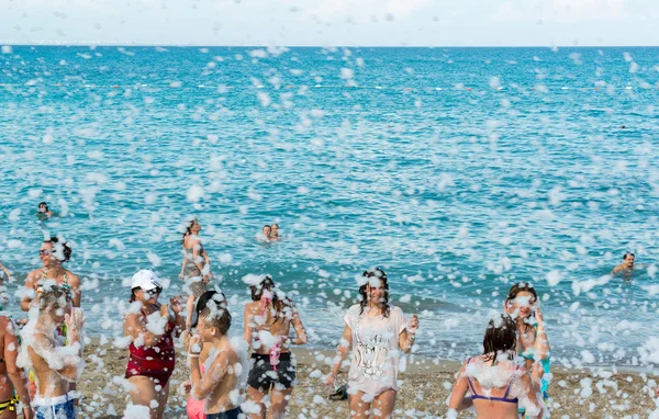 Kemer, Turkey-August 21, 2014. Foam Party on resort. Group of people enjoying in drinking, dancing and music. — Stock Photo, Image