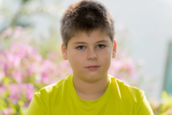 Portret van een jongen tiener buitenshuis — Stockfoto