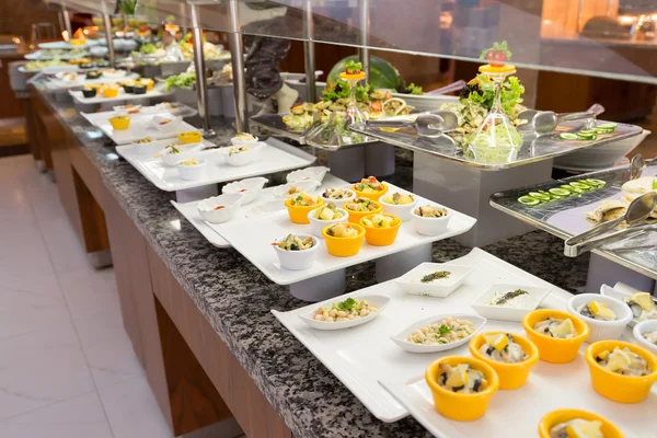 Buffet es una porción de ensaladas en la mesa — Foto de Stock