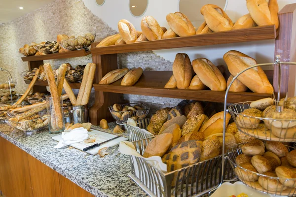 Pão delicioso na contra-loja — Fotografia de Stock