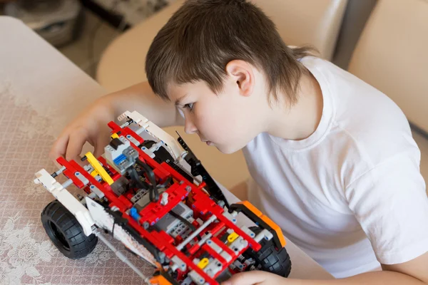 Jongen speelt verzamelt van de constructor van auto — Stockfoto