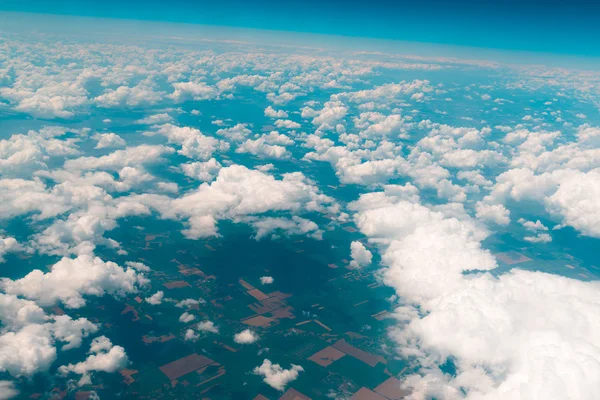 Vista de terra, campos e nuvens de cima — Fotografia de Stock