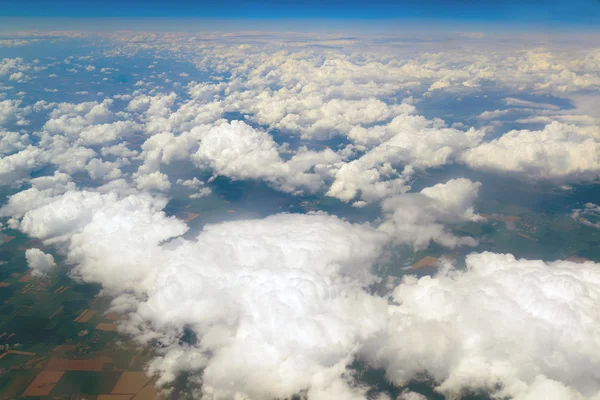 土地、 字段和云从上面的视图 — 图库照片