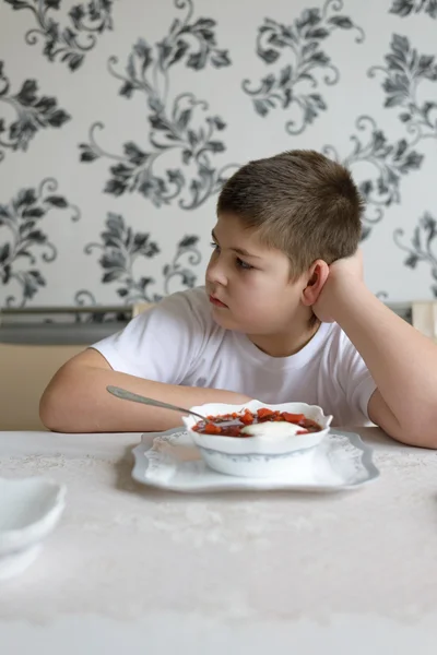 Genç çocuk çorba yemek istemiyorum — Stok fotoğraf