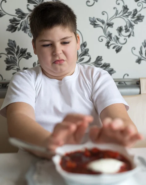 Genç çocuk çorba yemek istemiyorum — Stok fotoğraf