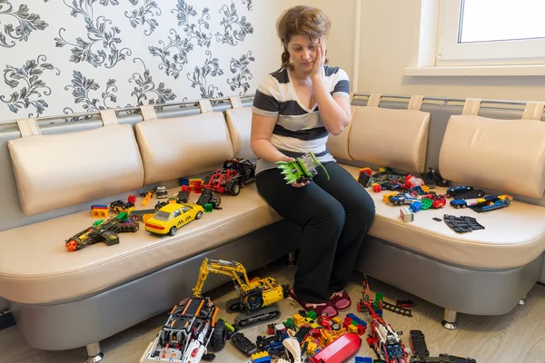 방 바닥에 엄마와 아이 들 장난감 — 스톡 사진