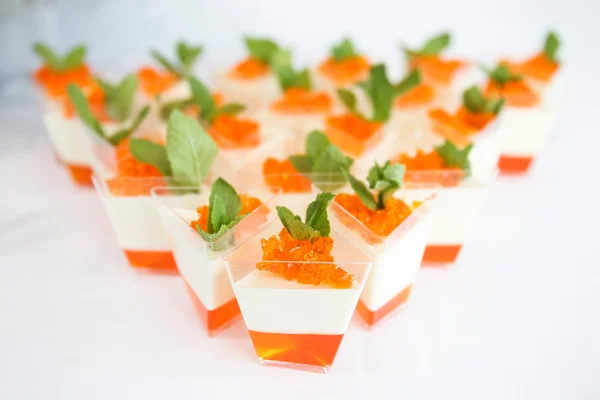 Vollmilch-Orangen-Dessert im Glas — Stockfoto