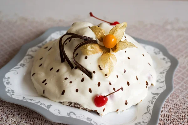 Yoghurt cake with chocolate and cherries — Stock Photo, Image