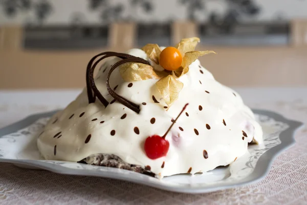 酸奶蛋糕用巧克力和樱桃 — 图库照片