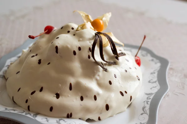 Yoghurt cake with chocolate and cherries — Stock Photo, Image