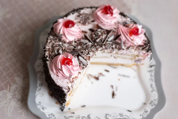 Cake with creamy flowers on  large plate — Stock Photo, Image