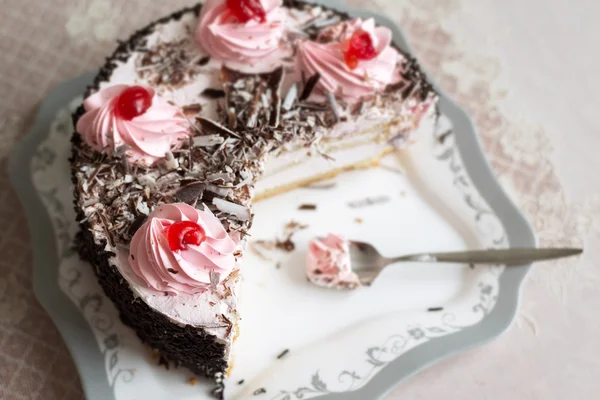 大規模なプレートにクリーム色の花とケーキ — ストック写真