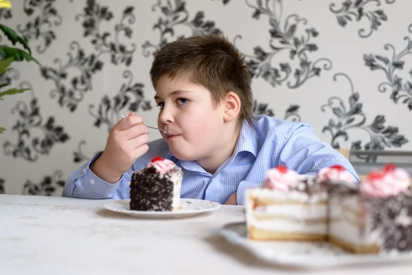 Kek yemek masada çocuk — Stok fotoğraf