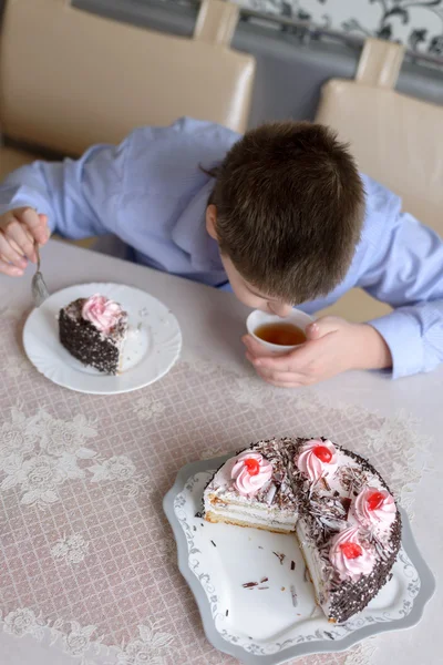 Kek yemek masada çocuk — Stok fotoğraf