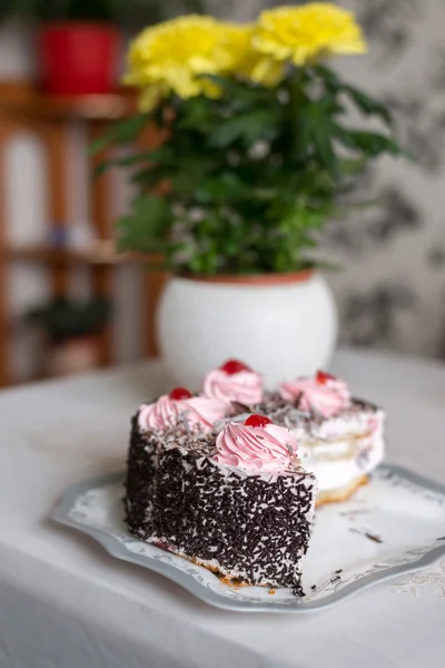 Cake with creamy flowers on  large plate — Stock Photo, Image