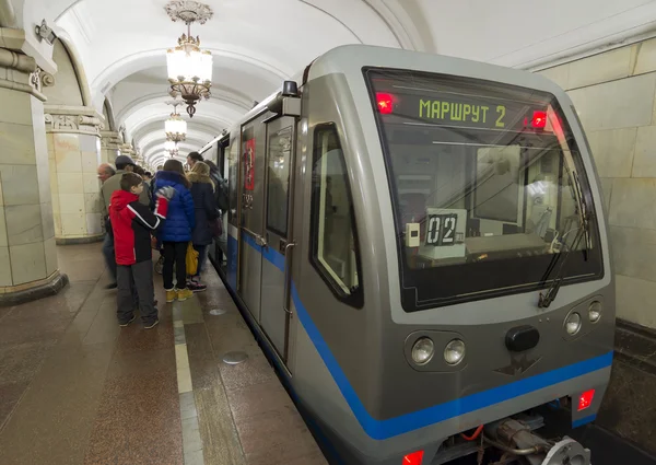 MOSCA, RUSSIA 11.11.2014. stazione della metropolitana Taganskaya, Russia. Metropolitana di Mosca trasporta oltre 7 milioni di passeggeri al giorno — Foto Stock