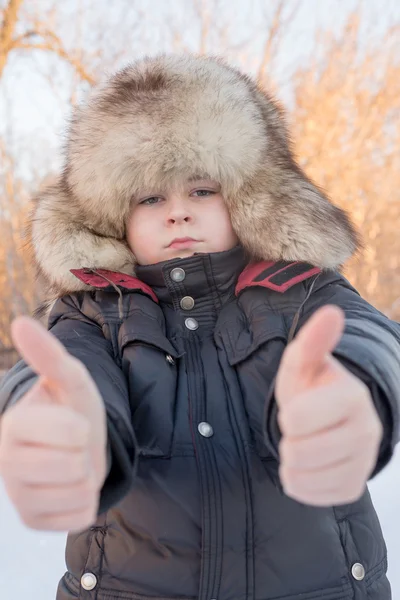 Pojke i vinter hatten visar gest allt är väl — Stockfoto