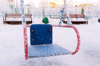 swing ve slayt Bahçesi, kışın kar kaplı