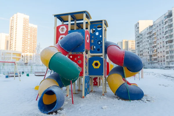 Estrutura do parque infantil ao ar livre no inverno — Fotografia de Stock