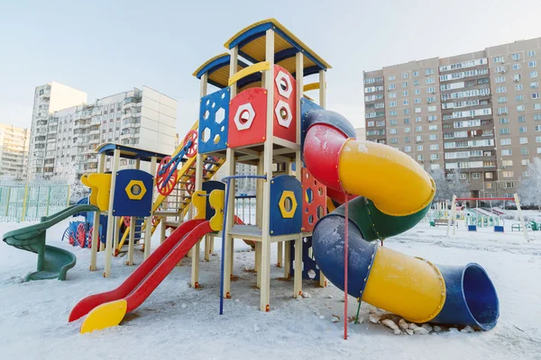 Spielplatzstruktur im Winter im Freien — Stockfoto