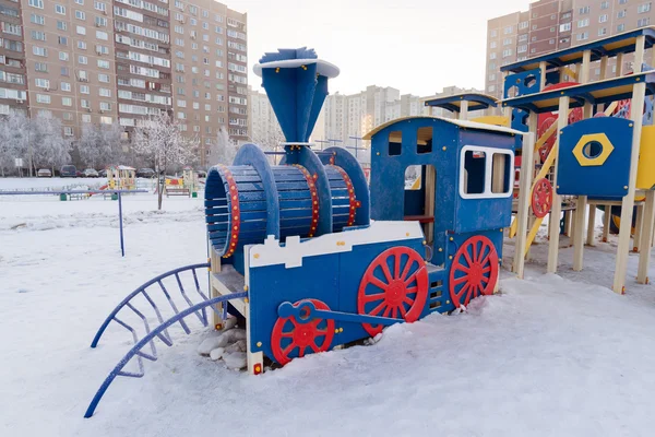 Estrutura do parque infantil ao ar livre no inverno — Fotografia de Stock